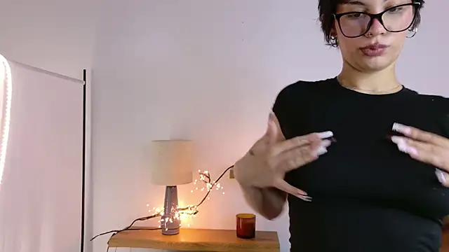 LoraShines online show from 11-18-25, 07:46