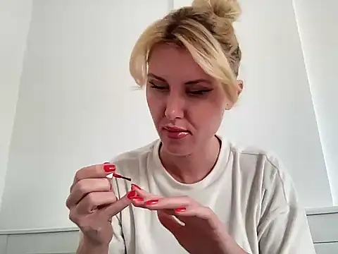 Snapshot of Ilymaris chatting on 02-25-26, 12:26 Ilymaris online show from 02-25-26, 12:26