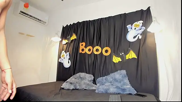 Snapshot of cosmicbi chatting on 10-18-25, 05:25 cosmicbi online show from 10-18-25, 05:25