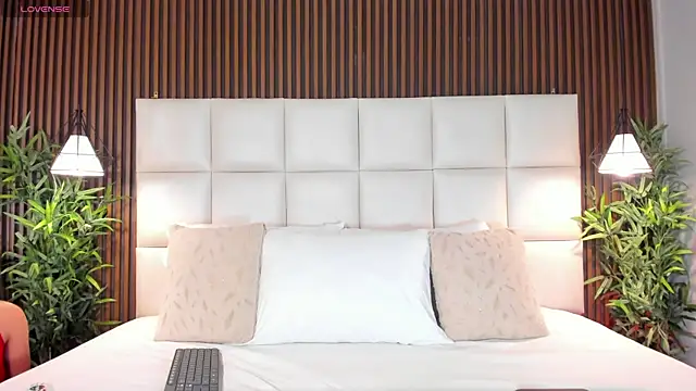 VanneCamiel online show from 12-17-25, 12:00