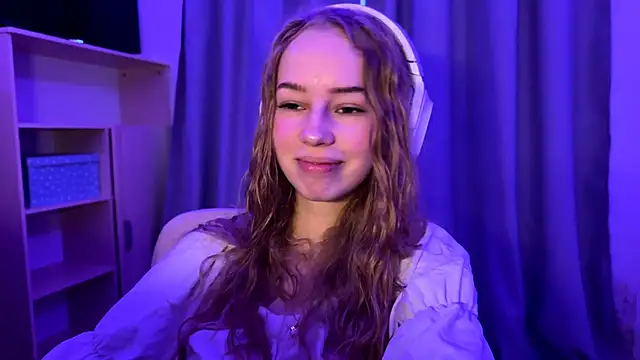 LunaCrave online show from 10-31-25, 06:25