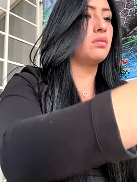Snapshot of saris_moon chatting on 10-16-25, 04:52 saris moon online show from 10-16-25, 04:52