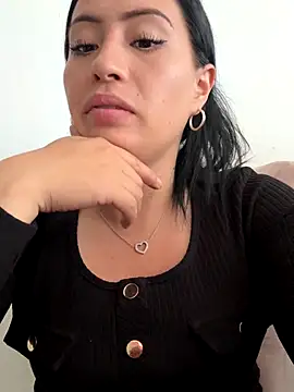 Snapshot of saris_moon chatting on 10-21-25, 05:24 saris moon online show from 10-21-25, 05:24