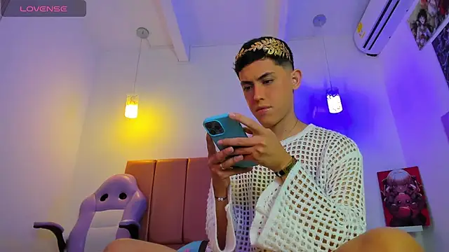 Snapshot of Iam_criss09 chatting on 12-15-25, 08:02 Iam criss09 online show from 12-15-25, 08:02