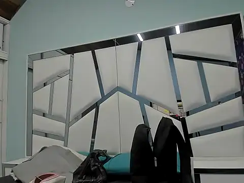 Snapshot of MiaHarper2 chatting on 12-15-25, 05:17 MiaHarper2 online show from 12-15-25, 05:17