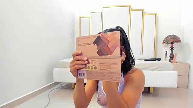 Snapshot of Annylittle_ chatting on 10-26-25, 04:51 Annylittle  online show from 10-26-25, 04:51