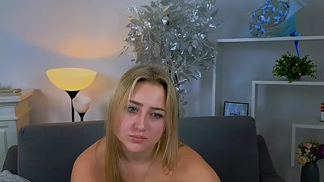 Snapshot of Lulu___Moon chatting on 10-28-25, 08:18 Lulu   Moon online show from 10-28-25, 08:18