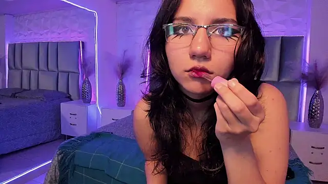 HollyPeach online show from 12-18-25, 07:53