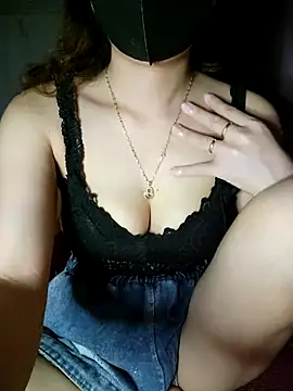 LinaCii online show from 10-31-25, 03:07