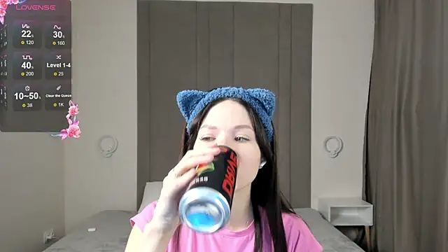 Snapshot of ChillGato chatting on 11-17-25, 01:33 ChillGato online show from 11-17-25, 01:33