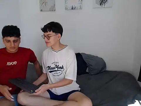 Snapshot of SpritzBoys chatting on 10-21-25, 01:45 SpritzBoys online show from 10-21-25, 01:45