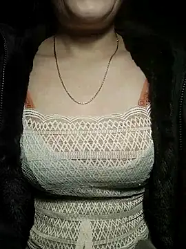 YiyinLy online show from 12-16-25, 08:47