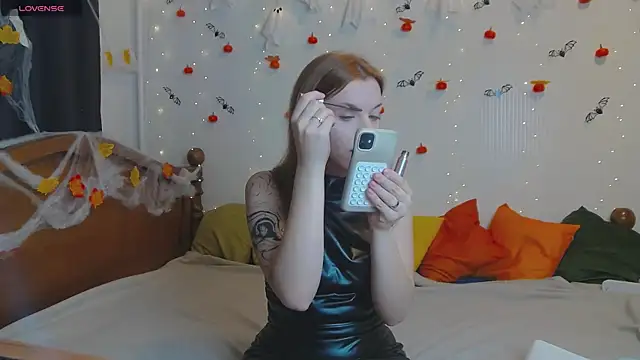 Snapshot of MeganNewCat chatting on 10-28-25, 09:35 MeganNewCat online show from 10-28-25, 09:35