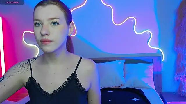 Snapshot of MeganNewCat chatting on 11-17-25, 04:57 MeganNewCat online show from 11-17-25, 04:57