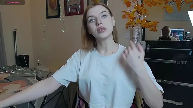 Snapshot of MeganNewCat chatting on 12-14-25, 08:24 MeganNewCat online show from 12-14-25, 08:24