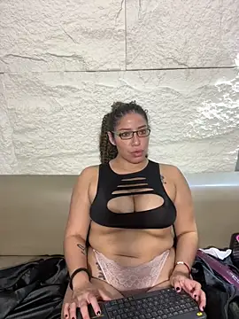 Snapshot of Yvonny27 chatting on 11-02-25, 01:02 Yvonny27 online show from 11-02-25, 01:02