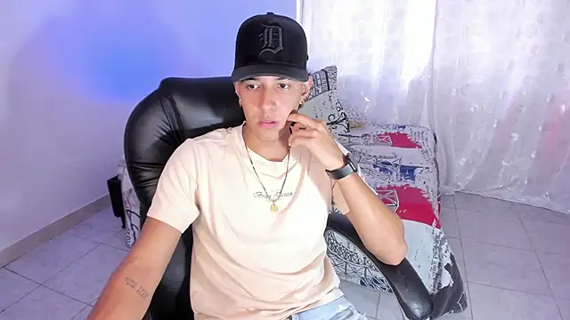 Snapshot of Hayden_Boy_ chatting on 10-22-25, 02:28 Hayden Boy  online show from 10-22-25, 02:28