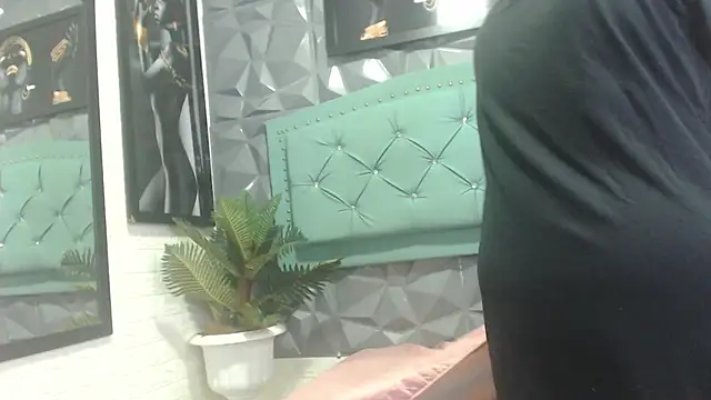 Amara  Hank online show from 11-26-25, 11:33