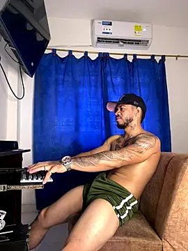 Kylian Alessandro online show from 11-23-25, 04:07