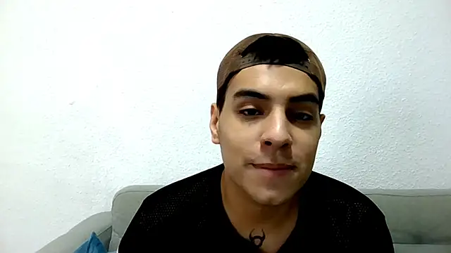 Snapshot of MRURUS05 chatting on 10-23-25, 02:05 MRURUS05 online show from 10-23-25, 02:05