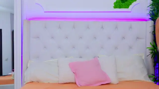 Snapshot of AriannaSins chatting on 01-22-25, 07:34 AriannaSins online show from 01-22-25, 07:34