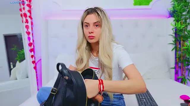 Snapshot of AriannaSins chatting on 03-08-25, 06:21 AriannaSins online show from 03-08-25, 06:21