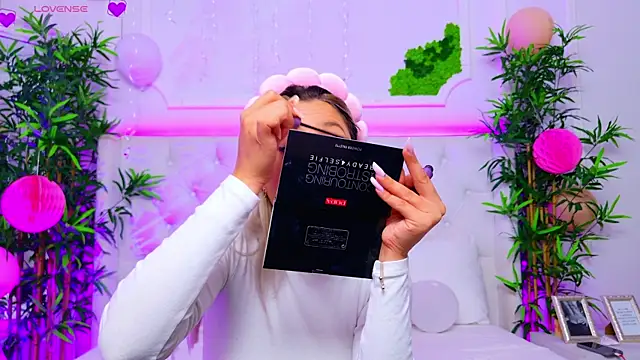 Snapshot of AriannaSins chatting on 09-17-25, 12:18 AriannaSins online show from 09-17-25, 12:18