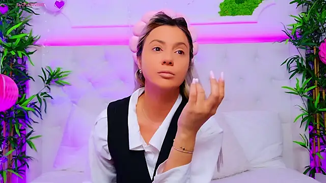 Snapshot of AriannaSins chatting on 09-18-25, 12:07 AriannaSins online show from 09-18-25, 12:07