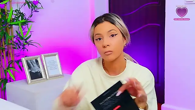 Snapshot of AriannaSins chatting on 09-25-25, 12:09 AriannaSins online show from 09-25-25, 12:09