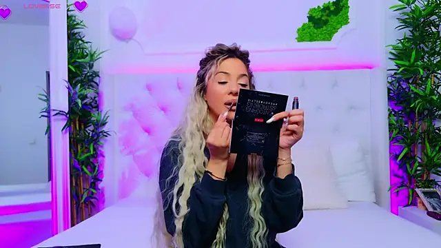 Snapshot of AriannaSins chatting on 11-04-25, 01:32 AriannaSins online show from 11-04-25, 01:32