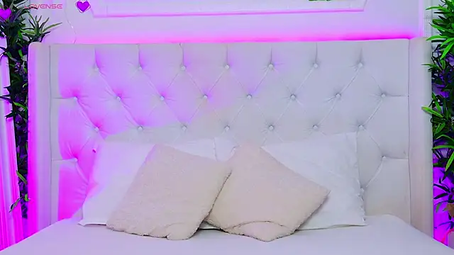 Snapshot of AriannaSins chatting on 12-02-25, 02:01 AriannaSins online show from 12-02-25, 02:01