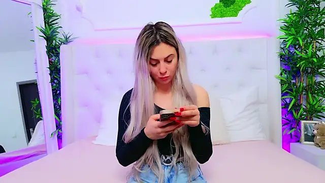 Snapshot of AriannaSins chatting on 12-05-25, 01:31 AriannaSins online show from 12-05-25, 01:31