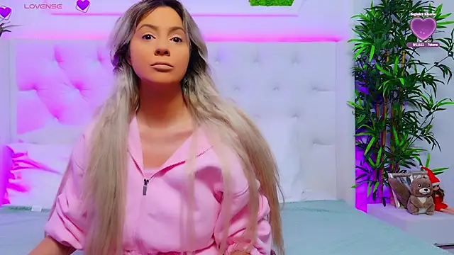 Snapshot of AriannaSins chatting on 12-15-25, 01:37 AriannaSins online show from 12-15-25, 01:37