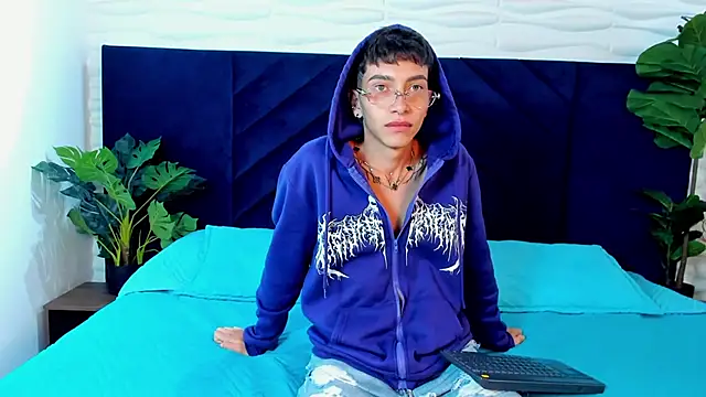 Snapshot of Tiam_muller chatting on 10-24-25, 03:47 Tiam muller online show from 10-24-25, 03:47