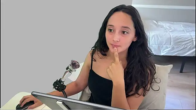 Snapshot of WinnieRin chatting on 12-03-25, 09:02 WinnieRin online show from 12-03-25, 09:02