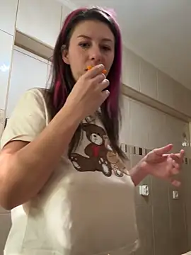 Snapshot of CrazyInTwo chatting on 10-19-25, 01:12 CrazyInTwo online show from 10-19-25, 01:12