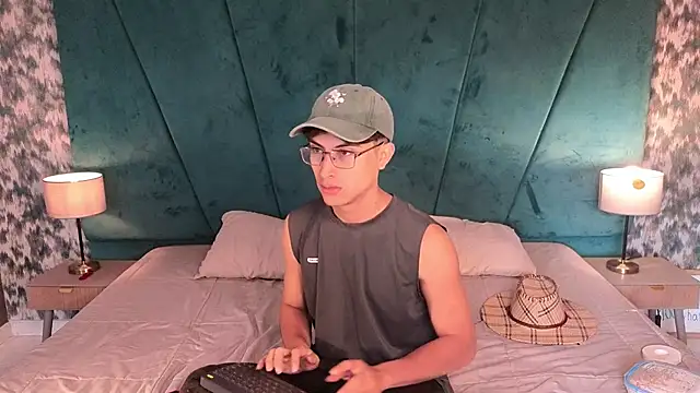 Aaron Eze online show from 04-05-26, 01:19