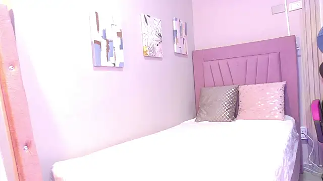 isa taylorr  online show from 12-21-25, 12:12