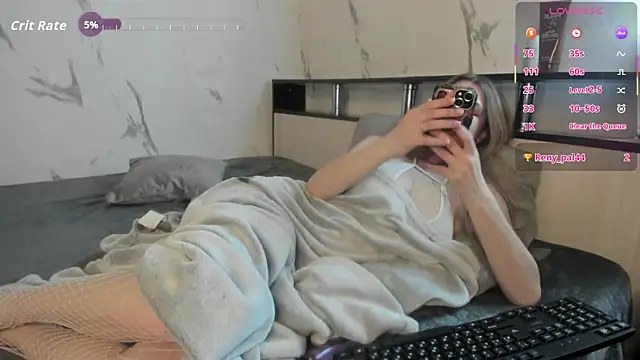 Snapshot of SophieRayne chatting on 12-22-25, 06:38 SophieRayne online show from 12-22-25, 06:38