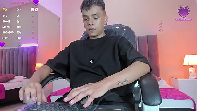 Snapshot of Xavier_Fox___ chatting on 02-21-26, 08:32 Xavier Fox online show from 02-21-26, 08:32