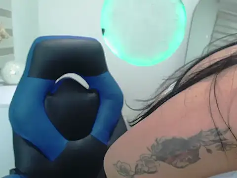 madys hot online show from 12-18-25, 05:46