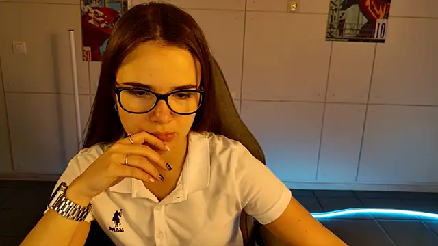 Snapshot of May_Bloom chatting on 10-20-25, 09:10 May Bloom online show from 10-20-25, 09:10