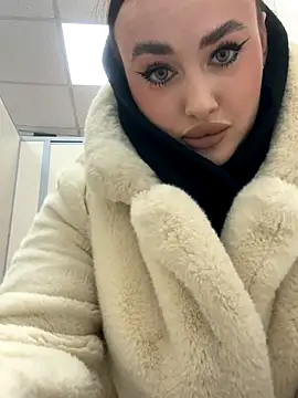 KiraSunshine online show from 11-18-25, 03:56