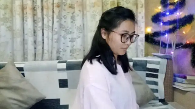 LinneaHyles online show from 12-16-25, 02:55