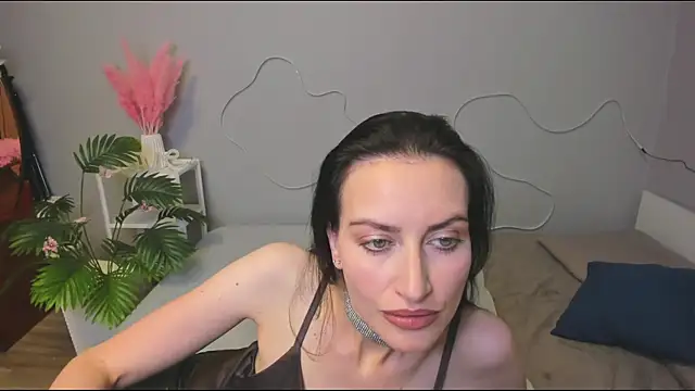 your  queen online show from 10-19-25, 03:56