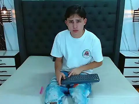 Tom 0001 online show from 12-18-25, 12:44