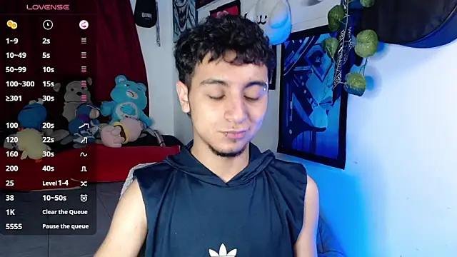 Snapshot of lukaOnline_ chatting on 10-19-25, 12:44 lukaOnline online show from 10-19-25, 12:44