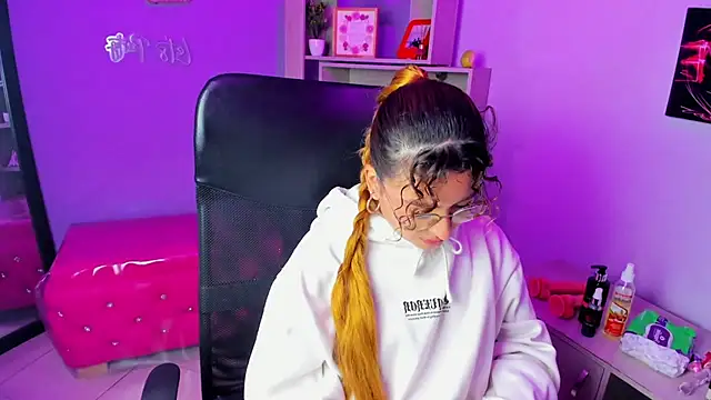 EmiliRouse  online show from 11-22-25, 01:48