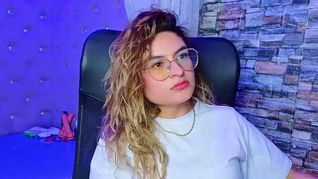 EmiliRouse  online show from 12-14-25, 02:50