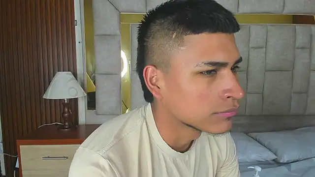 Emiliano Reyes online show from 12-04-25, 02:43